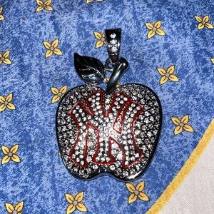 New York apple stainless steel pendant